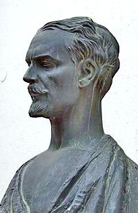 Busto de Rafael Romero y Barros situado en el patio del Museo de Bellas Artes de Córdoba.